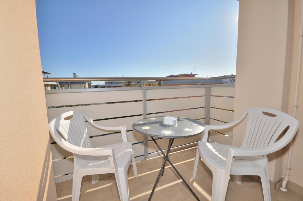 Condominio Bristol Bibione Exterior foto